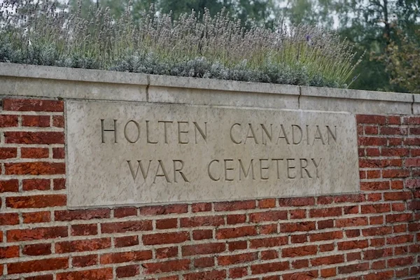 TTT-Holten-Canadian-War-Cemetery-01