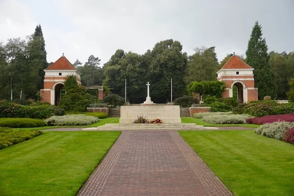 TTT-Holten-Canadian-War-Cemetery-02